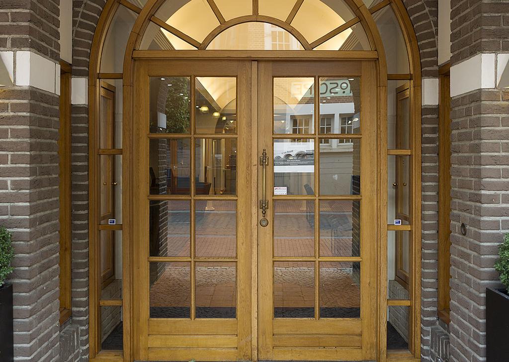 Algemeen Op uitstekende locatie op de Steenweg gelegen onder fraaie architectuur en uit hoogwaardige materialen gebouwd winkelpand met daarboven 3 verdiepingen kantoor of