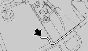 Lift the fuel tank (1) completely and insert the stem as shown in the figure. Verwijder het zadel van de bestuurder. Draai de bout los en verwijder ze, en recupereer de huls.