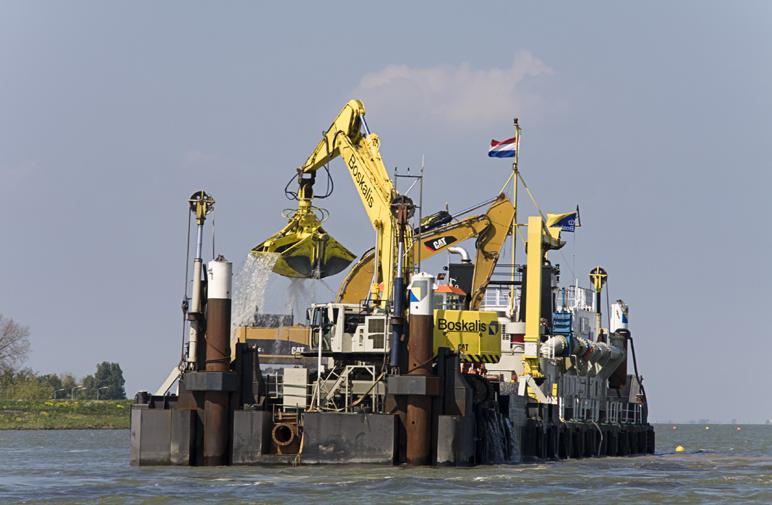 Baggerschip aan het werk op het IJsselmeer Kaarten op grond van ecologische criteria In figuren 2.1 en 2.