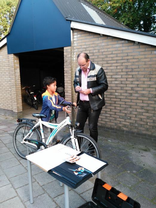 Hercontrole fietsen De hercontrole van de fietsen vindt plaats op maandagochtend 13 november. Voor iedereen die zijn fiets was vergeten en voor de kinderen waarvan de fiets was afgekeurd.