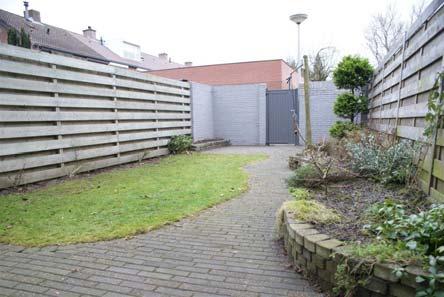 Tuin Aan de voorzijde van de woning ligt een met klinkers verharde oprit en toegang tot de voordeur.