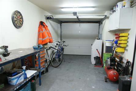 De garage is aan de voorzijde bereikbaar middels een dubbelwandige roldeur welke elektrisch/afstand bedienbaar is.