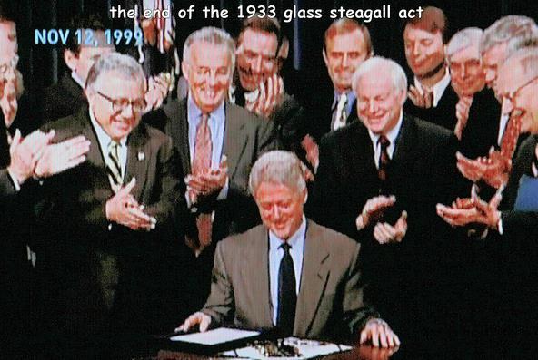 In 1999 trok President Bill Clinton via de Gramm-Leach-Bliley Act de Glass-Steagall Act in.