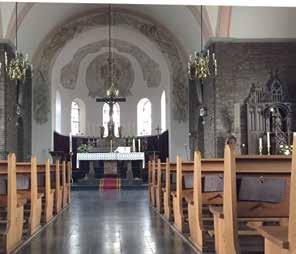 De kerk had eerst alleen een middenschip. In het begin van de vorige eeuw werd ze uitgebreid met twee zijbeuken zodat een kruiskerk ontstond.