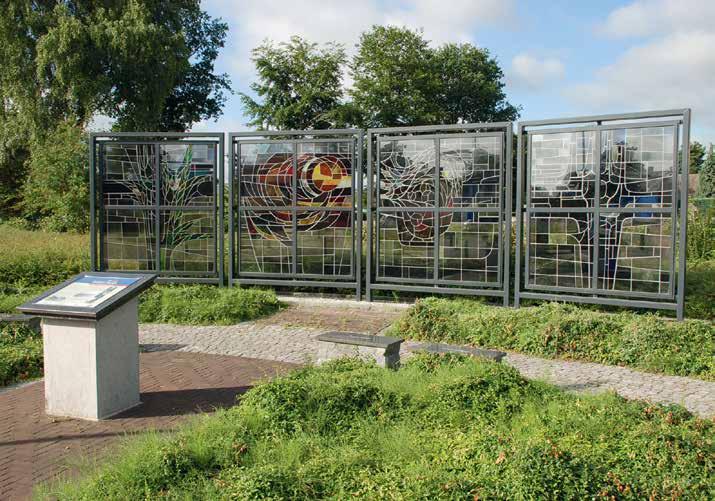 Amper 25 jaar later was dit concept achterhaald en de school overbodig. De voorgevel van de school werd gesierd met glas-in-lood, ontworpen door de Weerter kunstenaar Jan Tullemans.