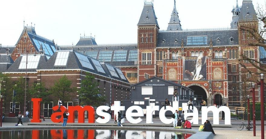 Excursie Amsterdam Op woensdag 8 november bezoeken we met alle examenleerlingen van 5H en 6V die geschiedenis in hun vakkenpakket hebben verschillende musea in Amsterdam die interessant zijn met het