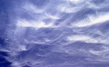 De tien wolkengeslachten De wolkengeslachten en hun voorspellende waarde Hoge wolken Cirrus (Ci) Afzonderlijke wolken in de vorm van witte dunne vezels of draden windveren die recht of krom kunnen