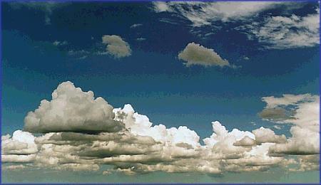 Stratus Een over het algemeen grijze wolkenlaag met een tamelijk egale onderzijde waaruit soms motregen, ijsnaalden of motsneeuw kan vallen.