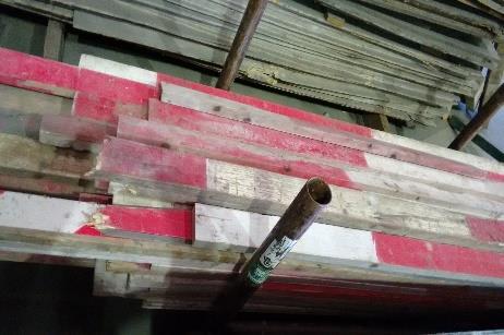 Het hout wordt op alle verdiepingen in metalen bakken ingezameld en