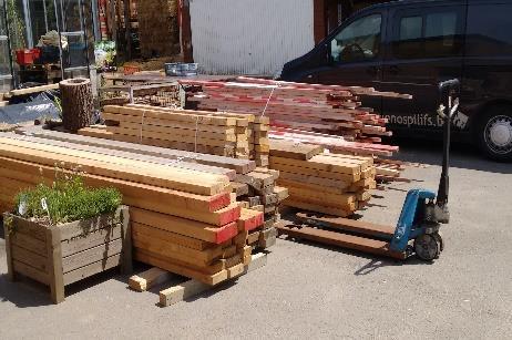 De Ferme Nos Pilifs komt het hout vervolgens in het depot van de