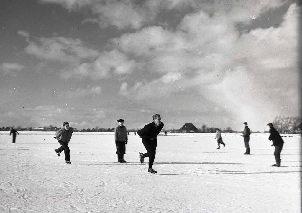 foto: Bas den Oudsten Schaatsen yn splis op landijs Schaatsen in het op