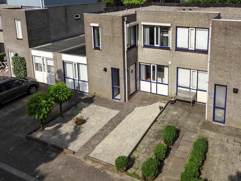 IN DE GEWILDE EN KINDVRIENDELIJKE WOONWIJK SALTSHOF GELEGEN FRAAIE GESCHAKELDE HOEKWONING MET AANBOUW, HOUTEN BERGING, 3 SLAAPKAMERS EN ONDERHOUDSARME TUIN.