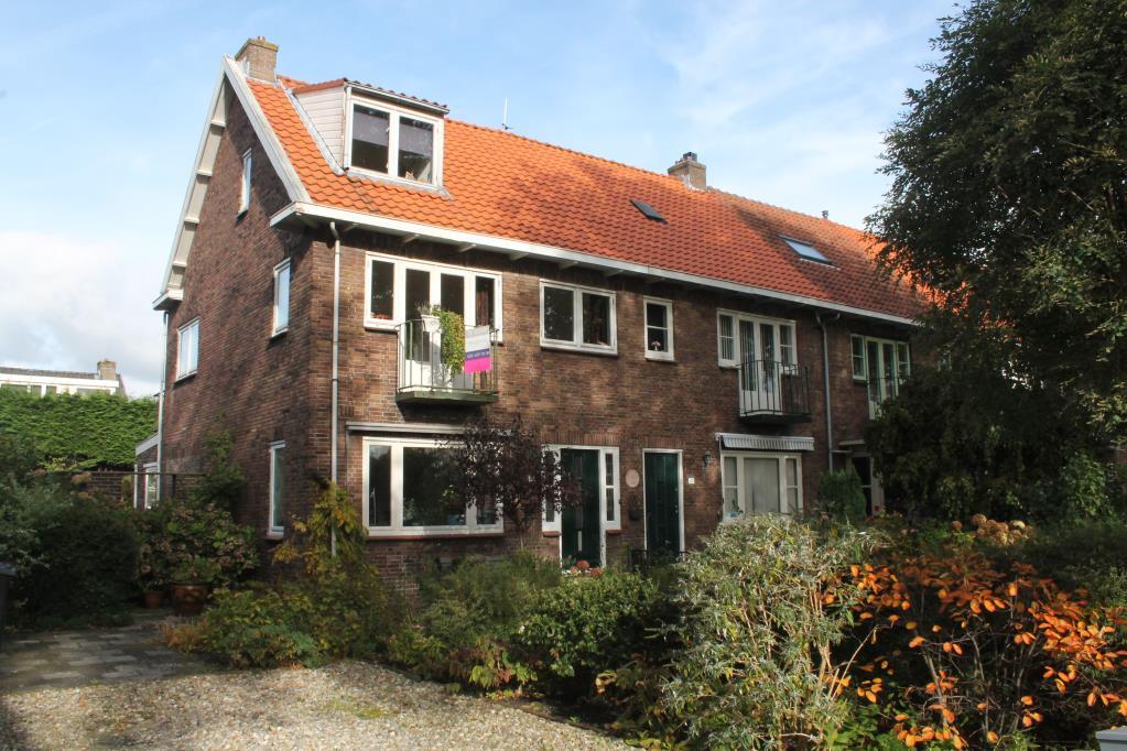 Sloterweg 187 Badhoevedorp In 2006 gemoderniseerde jaren 30 HOEKwoning (circa 142 m² woonoppervlakte) met uitbouw (2015), gelegen op een groot perceel van 369 m² met zonnige tuin en eigen oprit.