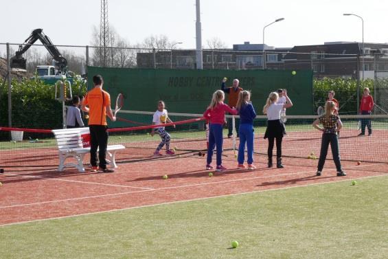 Tennisclinic bij Tennisvereniging Westervoort Woensdag 15 maart hadden de groepen van de bovenbouw een tennisclinic bij TVW.