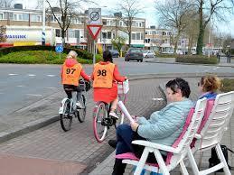 Welke ouders willen helpen tijdens het praktijkexamen op woensdag 12 april? We zijn op zoek naar 6 ouders die tijdens het praktijkexamen willen helpen.