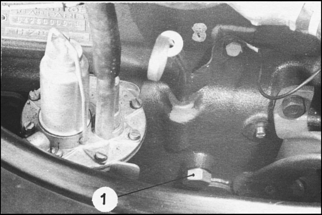 1 VERVANGING VAN DE STOTERBUSSEN UITBOUWEN. 1. Tap de radiateur af, verwijder vervolgens de motorkap en laat het cilinderblok leeglopen via de aftapplug (1).