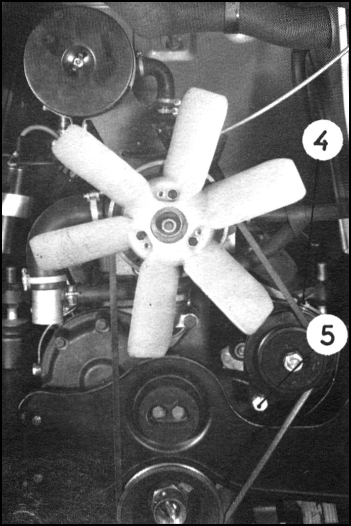 Controleer dit door middel van de rotor van de ontsteking, die zich tegenover één van de contacten (1) of (4) moet bevinden. 11.