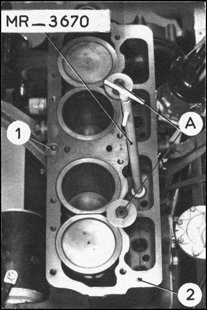 7 VERVANGING VAN EEN NOKKENAS. UITBOUWEN. 33. Tap de motorolie af. Verwijder de motorkap en de rechter voorstoel. 34. Tap de radiateur af en laat het cilinderblok leeglopen.