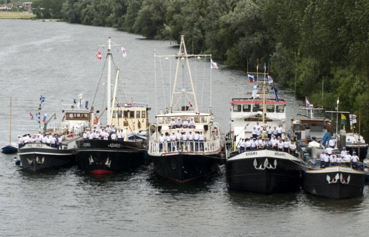 de voorzitter van het Britse zeekadetkorps en een barbecue met de Engelsen. En weer zeilen, roeien en kanoën.