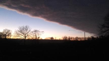 Op 30 december ben ik al vroeg buiten en zie ik onder een donker wolkendek de zon