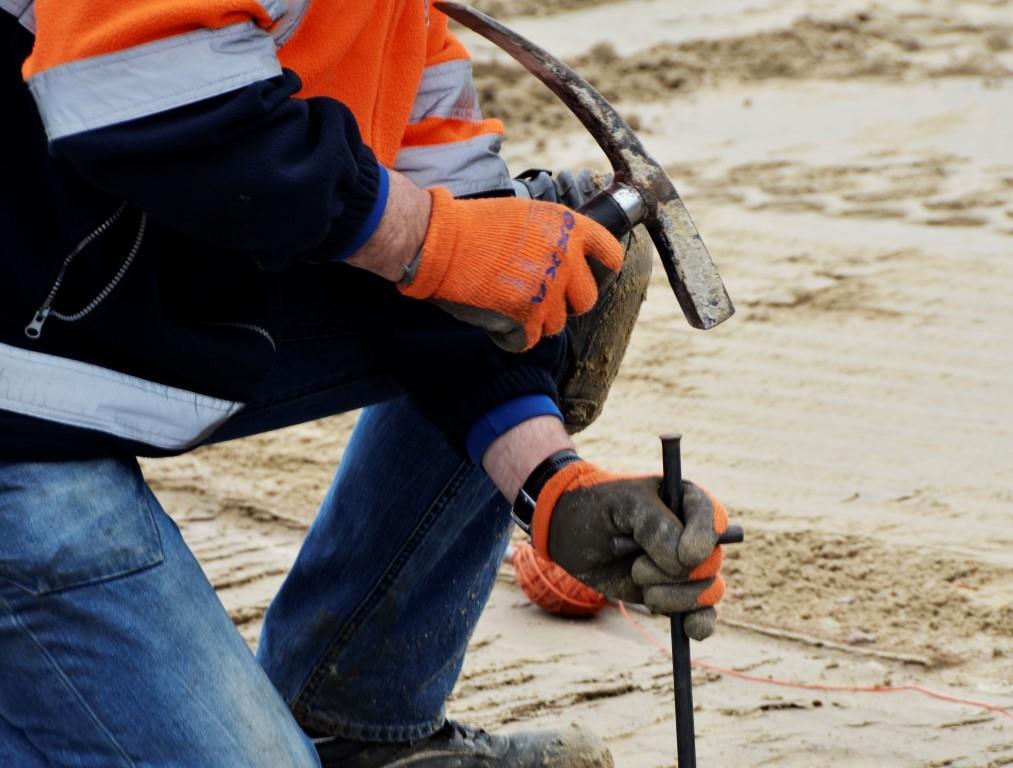 ik zie toe op goed gebruik van beschermingsmiddelen en hulpstukken. ik organiseer regelmatig een inspectie van apparaten en machines. Let op!