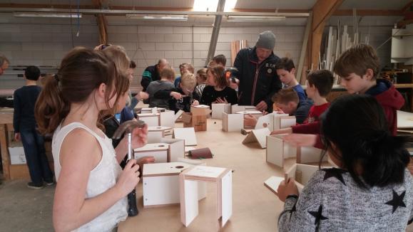 Van groep 6/7 Groep 6/7 is vandaag naar Van Arkel Bouw geweest. Eerst zijn we erheen gefietst en hebben we daar een rondleiding gekregen. We zagen hoe bepaalde machines werkten.