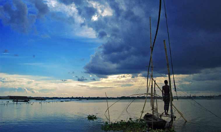 Vertel de kinderen dat je een brief hebt gekregen van Nadim. Lees het volgende tekstje voor: Dag kinderen! Ik ben Nadim. Ik woon in Bangladesh en ben visser. Water is dan ook erg belangrijk voor mij.