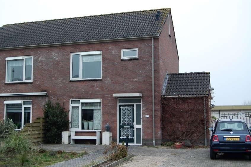 TE HUUR: Royale 2-onder-1-kapwoning met eigen oprit voor 2 auto s! Deze nette 2-onder-1 kapwoning is gesitueerd op een gunstige locatie aan de rand van Koudekerk aan den Rijn.