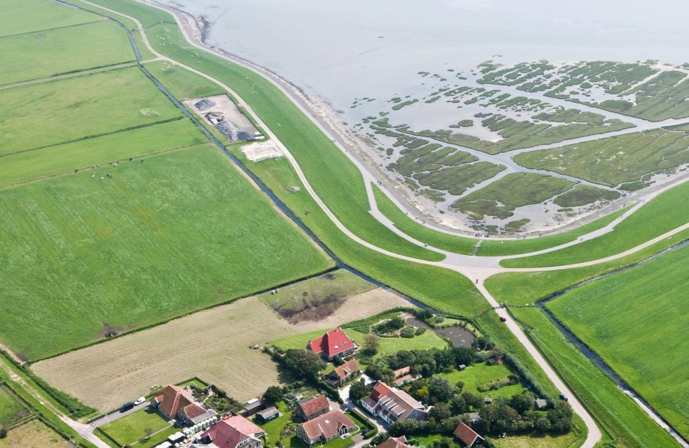 Dijken versterken en rivieren verruimen Arno de Kruif (RWS-WVL) Waterveiligheid in Nederland Nederland al honderden