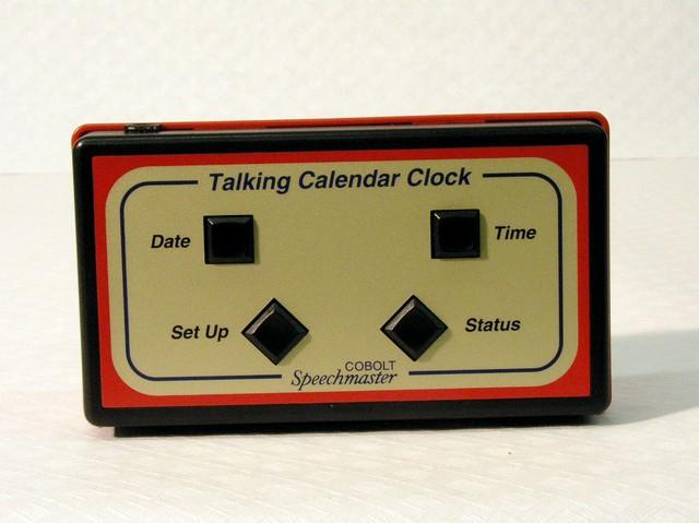 Uitspraak van het uur (in 12u tijd) en van de datum, alarmfunctie, volumeschakelaar. Zilverkleurig.