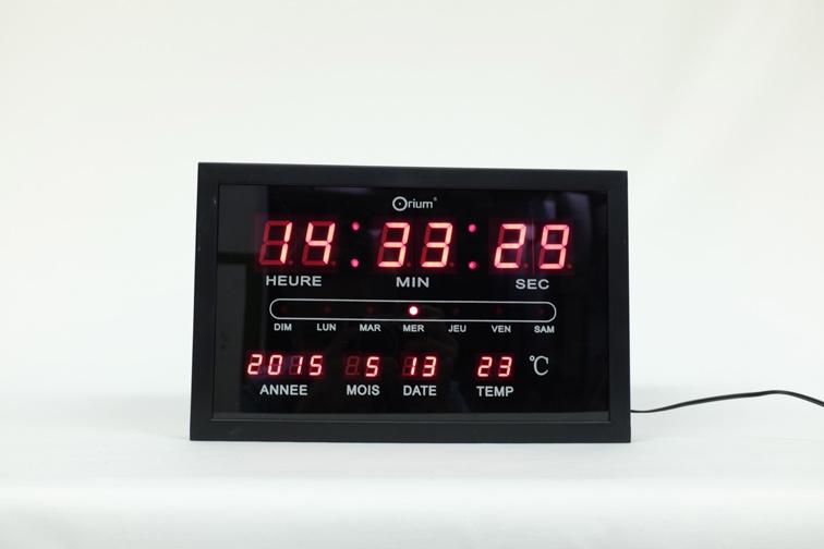 020001985 Digitale kalenderklok met weergave van uur, dag en datum. Wit op zwarte achtergrond, zeer hoog contrast. Diagonaal : 20 cm.