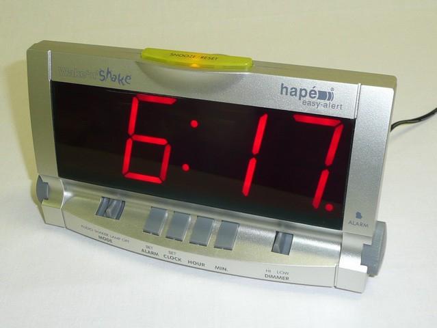 020001891 Kalenderklok Flip-Flap in retro stijl met zijn analogische wijzerplaat voor vermelding van de tijd, de datum verschijnt in het frans.