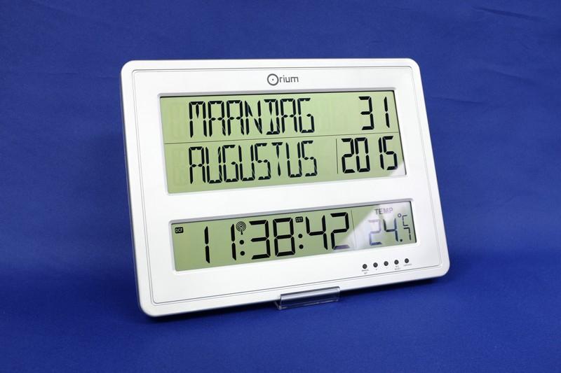 020001934 Digitale klok, radiogestuurd, groot formaat (43 x 32,5 cm) met weergave van datum, uur en temperatuur.