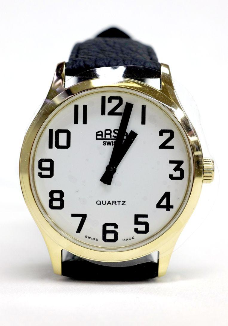 020001983 Low Vision uurwerk Arsa, zwarte cijfers op witte achtergrond. Diameter 38 mm, goudkleurig en lederen armband.