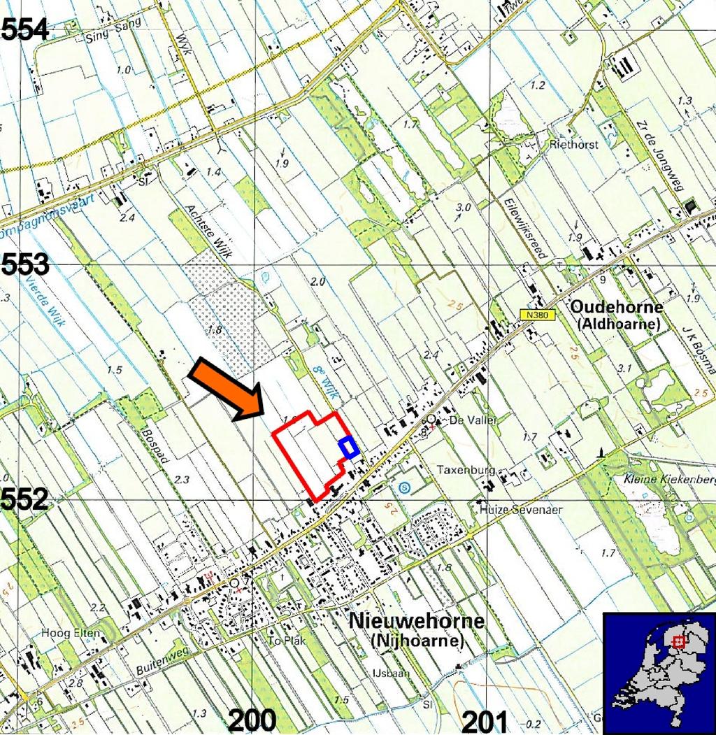 Figuur 1. Nieuwehorne, Uitbreiding Sportcomplex: Het plangebied is rood omlijnd en met een oranje pijl aangegeven. De uitbreiding voor dit onderzoek is blauw omlijnd.