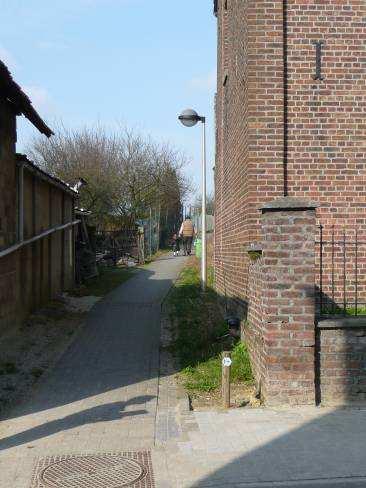 Ter hoogte van huisnummer 13 in de Kriekelstraat vertrekt een voetpad tussen de woningen door naar