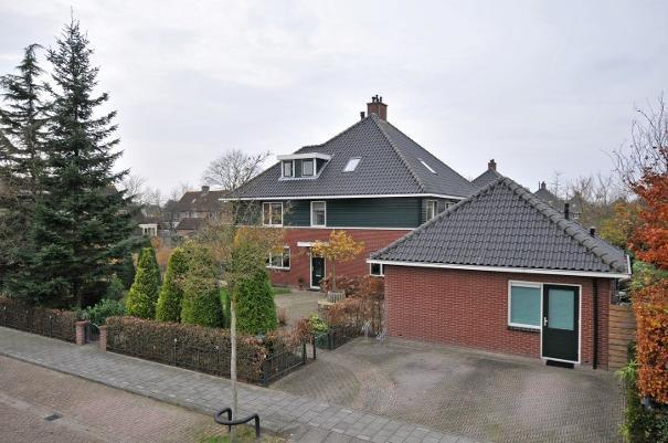 Huizen is een charmant van oudsher - vissersdorpje onder de rook van Amsterdam en gelegen aan het Gooimeer. Recent is op de kop van de oude Haven het Nautisch Kwartier opgeleverd.