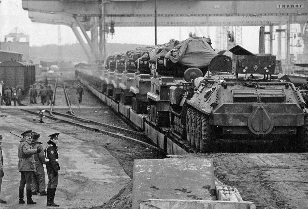 bron 18 Russische tanks verlaten Duits grondgebied (1991). bron 19 Het aantal kernwapens van de Verenigde Staten en de Sovjetunie tussen 1945 en 2000 Verenigde Staten Sovjetunie 1945 2 0 1955 2.