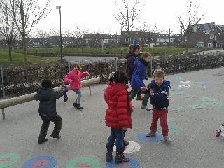 Aan school grenst een mooi, groot grasveld waar de kinderen onder begeleiding kunnen gaan spelen. Ook op dit veld staan verschillende speeltoestellen.