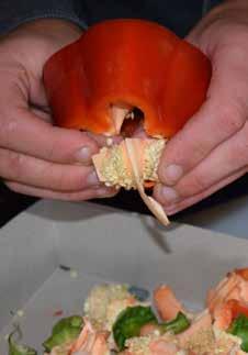 Snij het midden van de paprika, waar de pitjes aan vast zitten