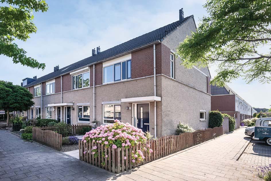 Polkastraat 16 te Barendrecht Goed onderhouden mooie hoekwoning met een gunstig gesitueerde achtertuin op het westen gelegen in de rustige populaire kindvriendelijke wijk Nieuweland.