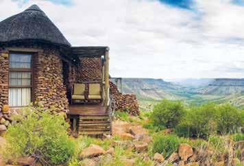 Activiteiten: Trektochten op zoek naar de woestijnolifanten en neushoorns, bezoek aan een Himba dorp, begeleide natuurwandelingen, safari in de Klip Rivier