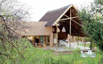 Toshari Lodge *** Ligging: In de onmiddellijke omgeving van Etosha Nationaal Park (25km van de zuidelijke toegangspoort), één van Afrika s beste en grootste wildparken.