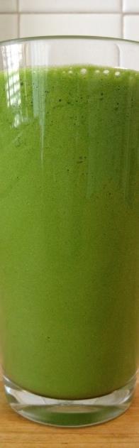 21 NO 15 Groene Top Smoothie 300 gram spinazie 2 bananen 3 sinaasappelen 2 kiwi s 2 eetlepels chiazaad (optioneel) ijsblokjes of water naar wens