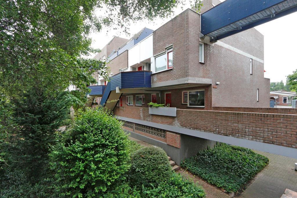 Wat een leuk 2 kamer appartement met garage op de eerste woonlaag van het kleinschalige groene Doornenburg complex.