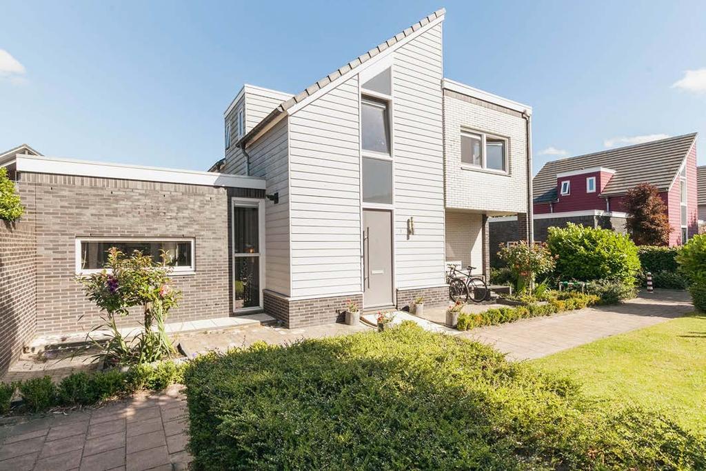 Van Koetsveld-akker 8 te Barendrecht Perfect onderhouden en luxe afgewerkte patiowoning met carport op een zeer rustige locatie in de wijk Vrijheidsakker.