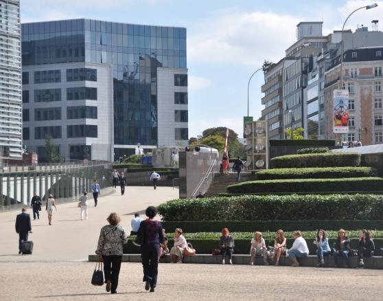 De stad Brussel telt vier internationale scholen (Ukkel, Woluwe, Elsene en Laken) waar meer dan 10.000 leerlingen school lopen.