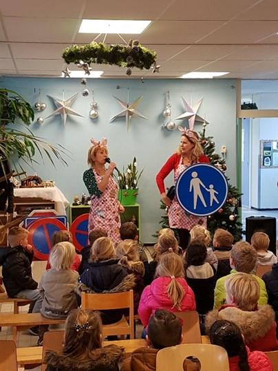 naar de school toe verkeersveilig. Daarnaast zijn ouders of verzorgers betrokken bij verkeerseducatie. De heer Jan Elling kwam het label op onze school overhandigen.