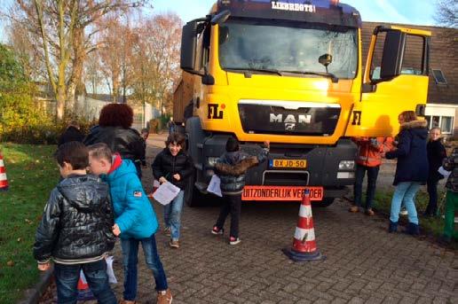 Verkeersles Dode hoek instructie Op 25 november 2014 gaf BAM op basisschool de Vlinderboom in Loon op Zand een verkeersles over de dode hoek.