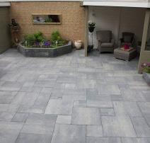 Verharding - Oprit en terras achter. De oprit en het terras achter kunnen voorzien worden van extra langwerpige betonstraatstenen in grijze kleur.